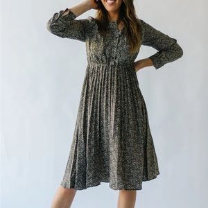 Piper & Scoot MIDI swing pleated dress. Sz M